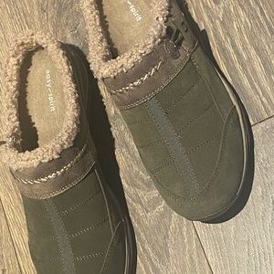 Women’s Easy Spirit Slip on Faux Fur Lined shoes. Size 11wide, new without tag.